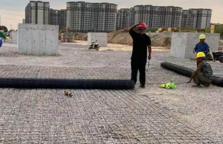 永修土工格栅铺设前地基要怎么处理？